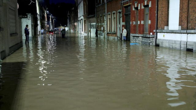 Las calles de Namur se llenaron de agua debido a las intensas lluvias. Las inundaciones arrasaron con todo a su paso. Foto: difusión