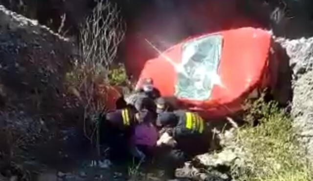El automóvil quedó destrozado en el fondo del precipicio. Foto: captura video radio Los Andes