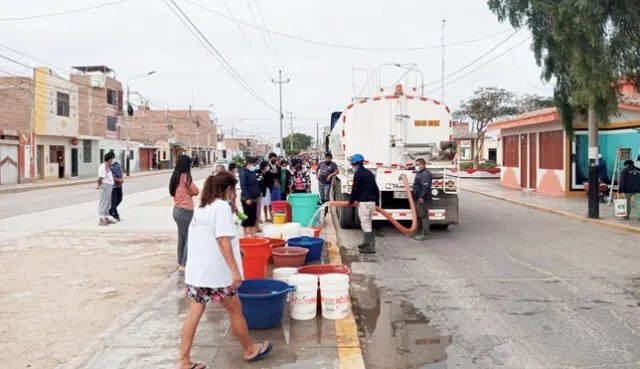 Monsefuanos acuden a cisternas para obtener agua potable en sus recipientes. Foto: Epsel