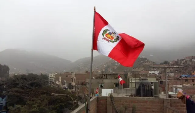 En Cercado de Lima, el izamiento de la bandera es obligatorio desde el 15 al 31 de julio. Foto: difusión