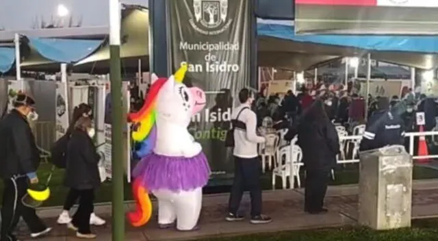 La mujer acudió a votar en las elecciones generales con el ya conocido traje de unicornio. Foto: captura de Twitter