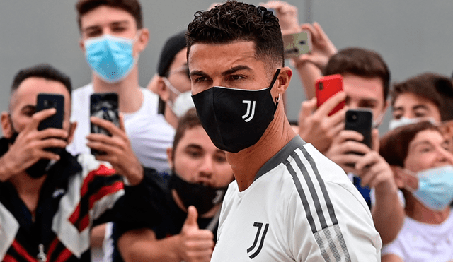 Cristiano Ronaldo fue recibido por infinidad de hinchas en su regreso al centro de entrenamiento del Juventus. Foto: AFP