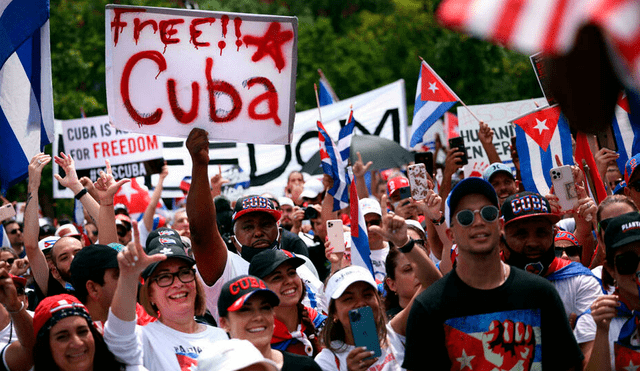 En las puertas de la embajada de Cuba, los manifestantes colocaron carteles con la leyenda “Ya no tenemos miedo”. Foto: AFP