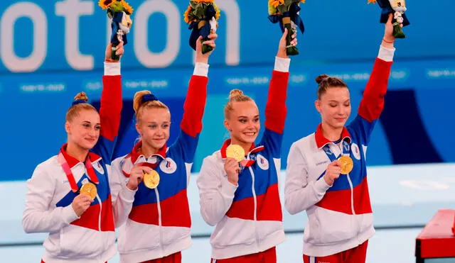 Las gimnastas de Rusia celebran su primer puesto en Tokio 2020. Foto: EFE