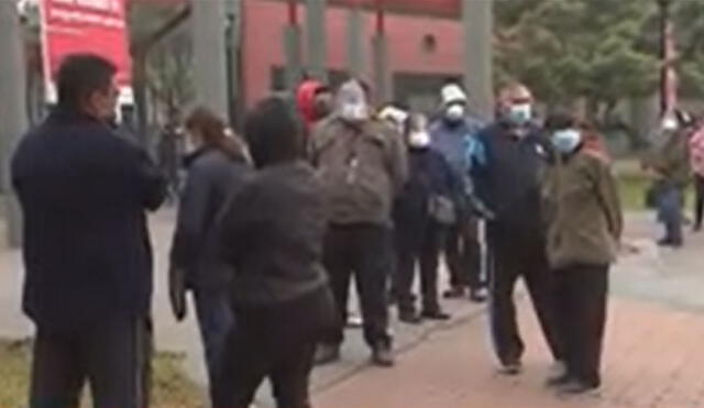 Reportan colas en el vacunatorio del Parque de la Exposición. Foto: captura de América