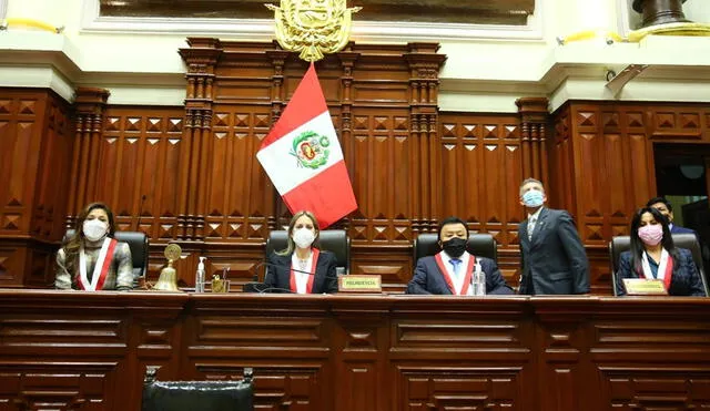 La presidenta del Congreso, María del Carmen Alva, declaró instalada la Mesa Directiva para la primera legislatura ordinaria. Foto: Congreso