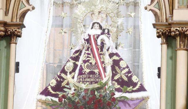 Alcalde de Puno entregó cuadro que reconoce a virgen como patrona. Foto: Juan Carlos Cisneros/La República