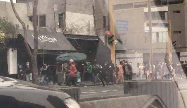 Comerciantes de la zona tuvieron que cerrar sus locales por temor a los enfrentamientos. Foto: difusión