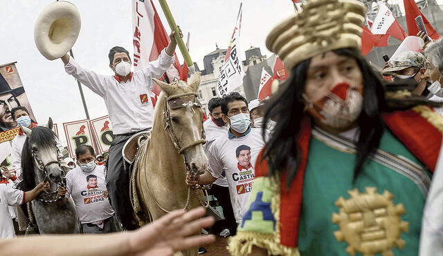 El elegido. Con el sombrero chotano, el lápiz y a caballo, rodeado siempre de gente del pueblo. Pedro Castillo Terrones asumirá la conducción de un país sumido en una enorme crisis. Foto: EFE