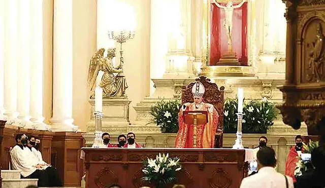 LLAMADO. Durante homilía, arzobispo invocó a la unidad. Foto: Oswald Charca/La República