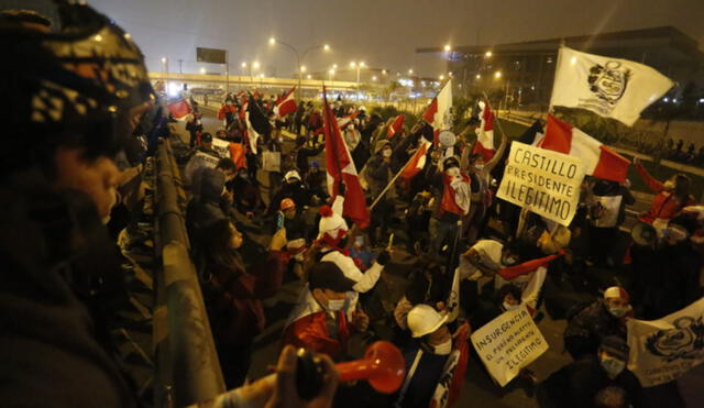 Manifestantes anuncian que luego se dirigirán al Centro de Convenciones de Lima. Foto: Carlos Félix/La República