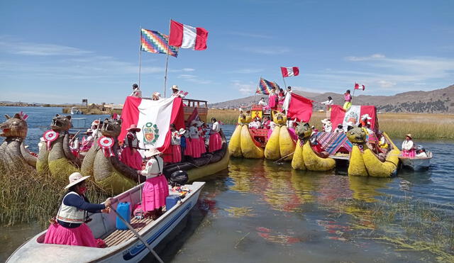 Bandera del Perú fue paseada por el lago Titicaca. Foto: Difusión
