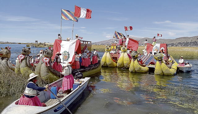 Los Uros. Balsas de totora en las islas flotantes del lago Titicaca. Hubo mucho entusiasmo y decidida participación de mujeres en la ceremonia. Foto: Juan Carlos Cisneros / La República