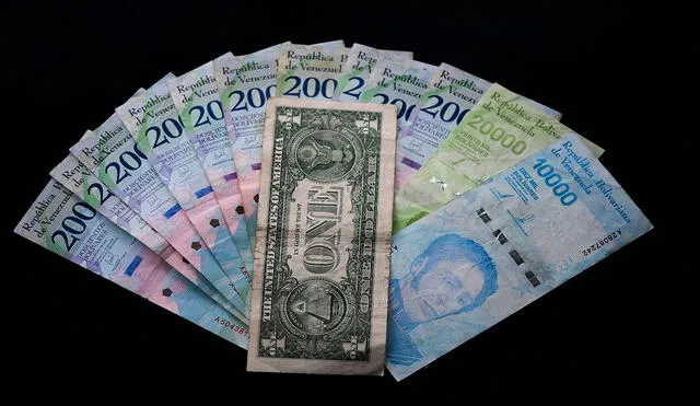 En Venezuela han cambiado los bolívares en varias ocasiones durante el mandato de Maduro, pero ha continuado el uso masivo del dólar. Foto: AFP