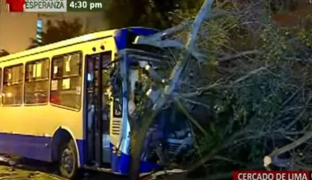 El impacto provocó que un letrero de señalización se viniera abajo y el bus quedó destrozado en la parte delantera. Foto: captura de pantalla BDP
