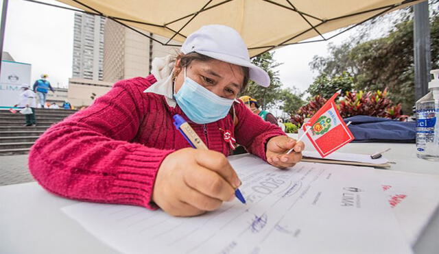 Cerca de siete sindicatos de vendedores autorizados se acercaron al módulo instalado en la plaza Neptuno a registrar sus datos de manera voluntaria en el Libro Conmemorativo del Bicentenario. Foto: El Peruano