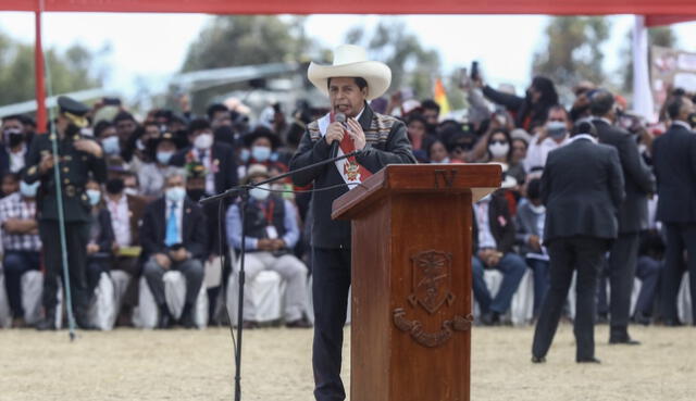 El mandatario también reiteró a la población que deben construir juntos un futuro para que el Perú pueda salir adelante. Foto: Aldair Mejía