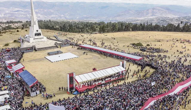 Multitud. Ayacucho se paralizó ayer para que sus ciudadanos vayan a la Pampa de la Quinua a ver la ceremonia. Foto: Aldair Mejía/La República