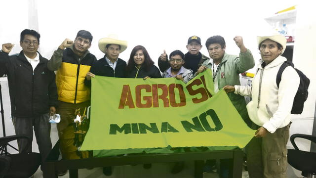 Pedro Castillo posa con bandera "Agro sí, Mina no".