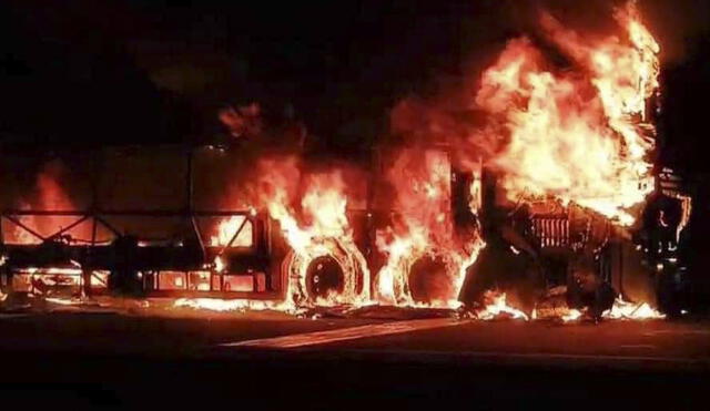 Equipajes que se quemaron con el resto del vehículo. Foto: EPA Noticias