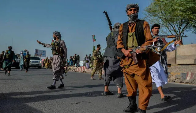 El personal de seguridad afgano y la milicia afgana que luchan contra los talibanes montan guardia en el distrito de Enjil de la provincia de Herat, Afganistán, el 30 de julio del 2021. Foto: AFP