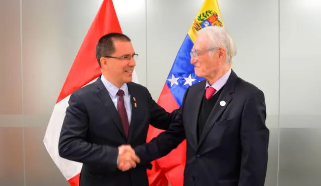 Jorge Arreaza durante la reunión con Héctor Béjar. Foto: @jaarreaza/Twitter