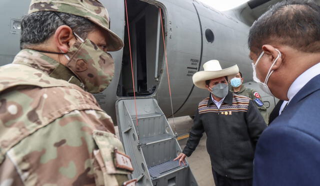 El jefe de estado subiendo a un avión para volar hasta Piura. Foto: José Cristóbal