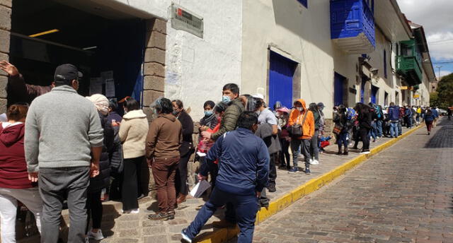 Decenas de turistas nacionales y extranjeros hacían colas esperando comprar un boleto. Foto: La República