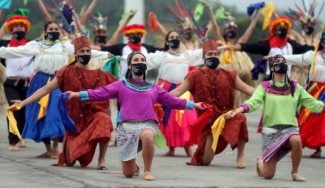 Comenzó con un cuadro amazónico que integra música y movimiento de tres danzas. Foto: Presidencia