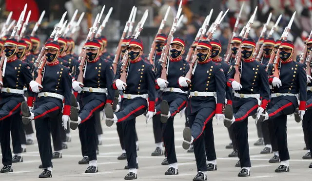 Compañía Mariano Santos Mateus de la PNP participan en el desfile militar por las Fiestas Patrias 2021 en el Cuartel General del Ejército en Lima. Foto: EFE/ Paolo Aguilar