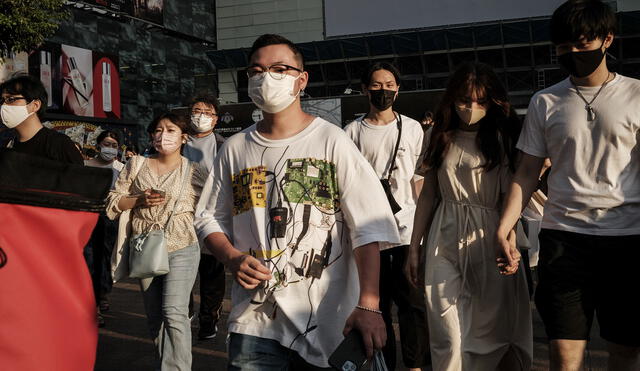 La gente usa máscaras faciales en Tokio después de que la ciudad informara un récord de 2.848 nuevos casos diarios de coronavirus. Foto: AFP