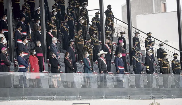 Durante la Parada Militar no hubo quien reconozca a Pedro Castillo como jefe supremo de las FF. AA. El exjefe del Comando Conjunto César Astudillo pasó al retiro. Foto: Antonio Melgarejo / La República