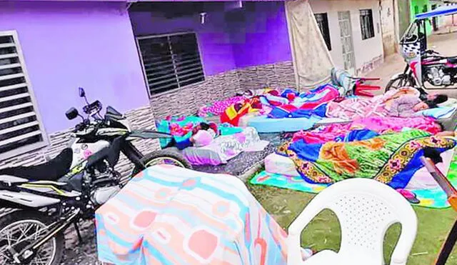 Zozobra. Vecinos del distrito de Miguel Checa, en Sullana, durmieron en colchones en los exteriores de sus casas por réplicas. Foto: difusión