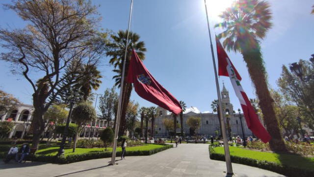 Banderas fueron izadas a media asta en señal de duelo por las víctimas de coronavirus en Arequipa. Foto: HBA Noticias