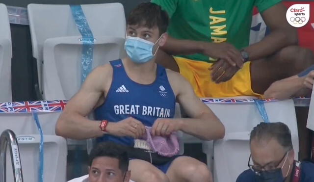 Tom Daley fue captado tejiendo durante la Final de Trampolín 3m en Tokio 2020. Foto: captura Marca Claro