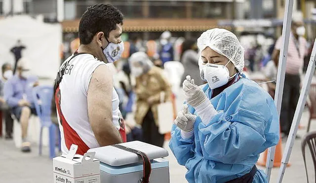 Vacunación en Lima y Callao ya pasará a los adultos mayores de 38 años. Foto: La República