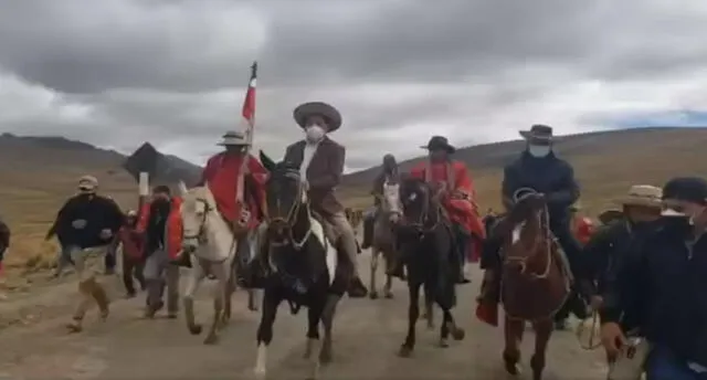Bellido llegó montado sobre un caballo a la reunión con las partes implicadas. Foto: captura video