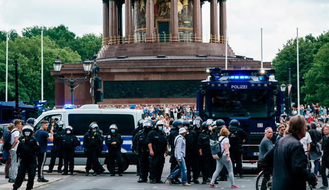 Thilo Cablitz, portavoz de la policía, dijo que unos 2.000 manifestantes trataron de romper los cordones de seguridad, por lo que hicieron uso de gases lacrimógenos y porras. Foto: EFE
