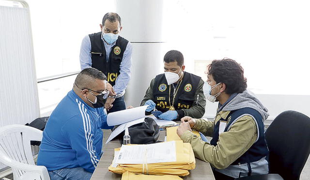 A la reja. Los policías y fiscales llegaron hasta la misma sede central de la Sutran en Lima. Foto: difusión