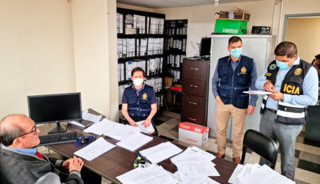 Fiscales anticorrupción y policías recabaron documentación en oficinas de municipio. Foto: La República