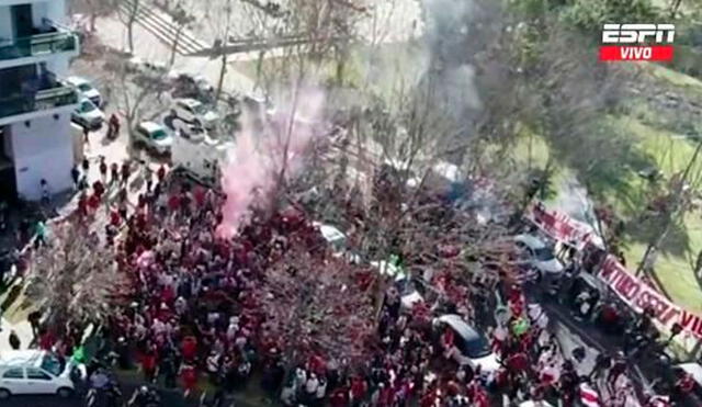 Cientos de hinchas se acercaron al hotel del Millonario. Foto: ESPN