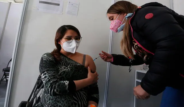 Chile es uno de los países que más rápido ha vacunado a su población contra la COVID-19. Foto: EFE