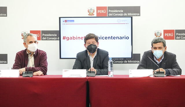 Guido Bellido junto a los ministros Hernando Cevallos y Pedro Francke en conferencia de prensa. Foto: PCM