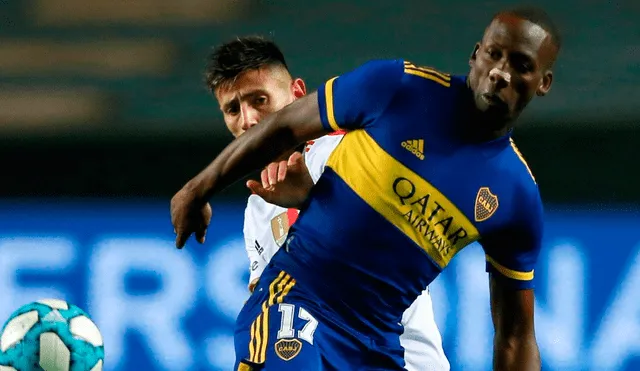 Luis Advíncula debutó con la camiseta de Boca Juniors y fue reemplazado en el segundo tiempo de partido. Foto: AFP