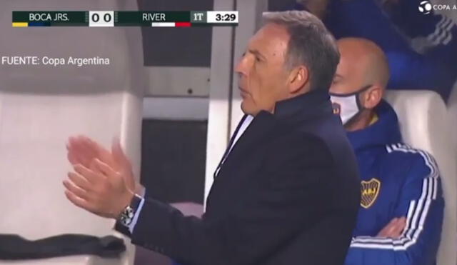 El director técnico de Boca Juniors, Miguel Angel Russo, aplaude la acción del lateral peruano. Foto: captura video.