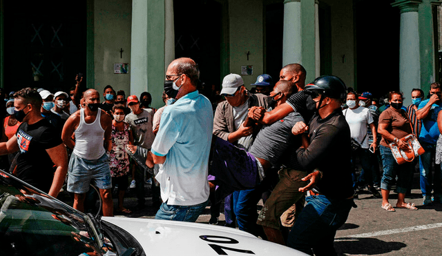 Miles de personas se manifestaron en más de 40 ciudades de Cuba por falta de libertad y por las precarias condiciones económicas. Foto: AFP