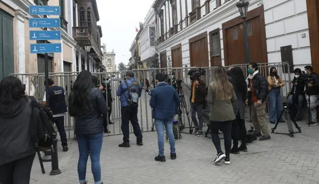 La policía colocó rejas en los accesos a la Casa de Pizarro para restringir el pase a periodistas. Foto: Aldair Mejía/La República