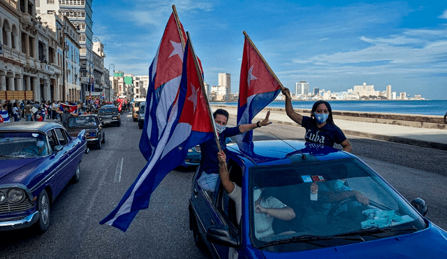 En el recorrido por la costanera de ocho kilómetros, los manifestantes agitaron banderas cubanas. Foto: AFP