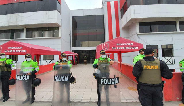 Policías incautan documentos en la municipalidad de San Juan de Miralores. Foto: Joel Robles / URPI-LR