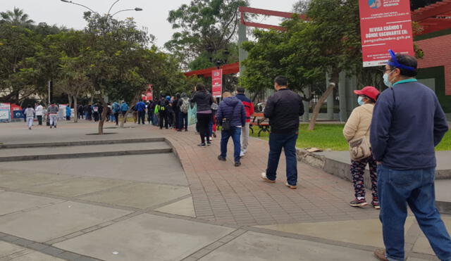 Personas forman filas guardando la distancia social y usando doble mascarilla. Foto: Mary Luz Aranda / URPI-LR